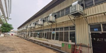 很多企業都使用工業環?？照{給廠房降溫通風