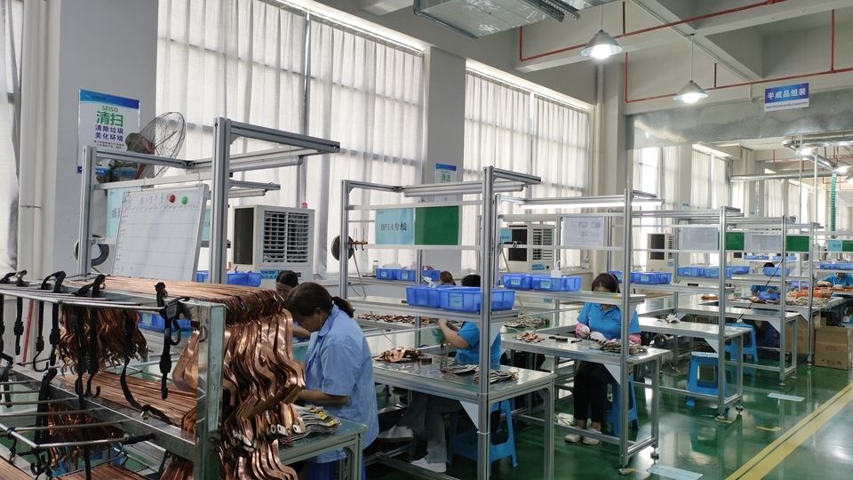 星科工業(yè)省電空調(diào)-立式軸流機(jī)應(yīng)用于五金廠車間降溫.jpg